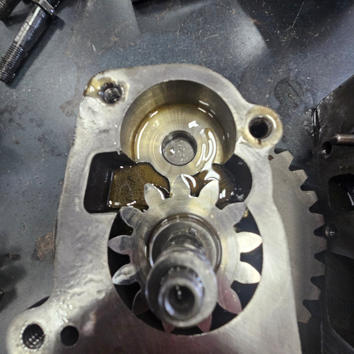 15 Speed Powershift Transmission Oil Pump RE565695 sub for re19985 - USED