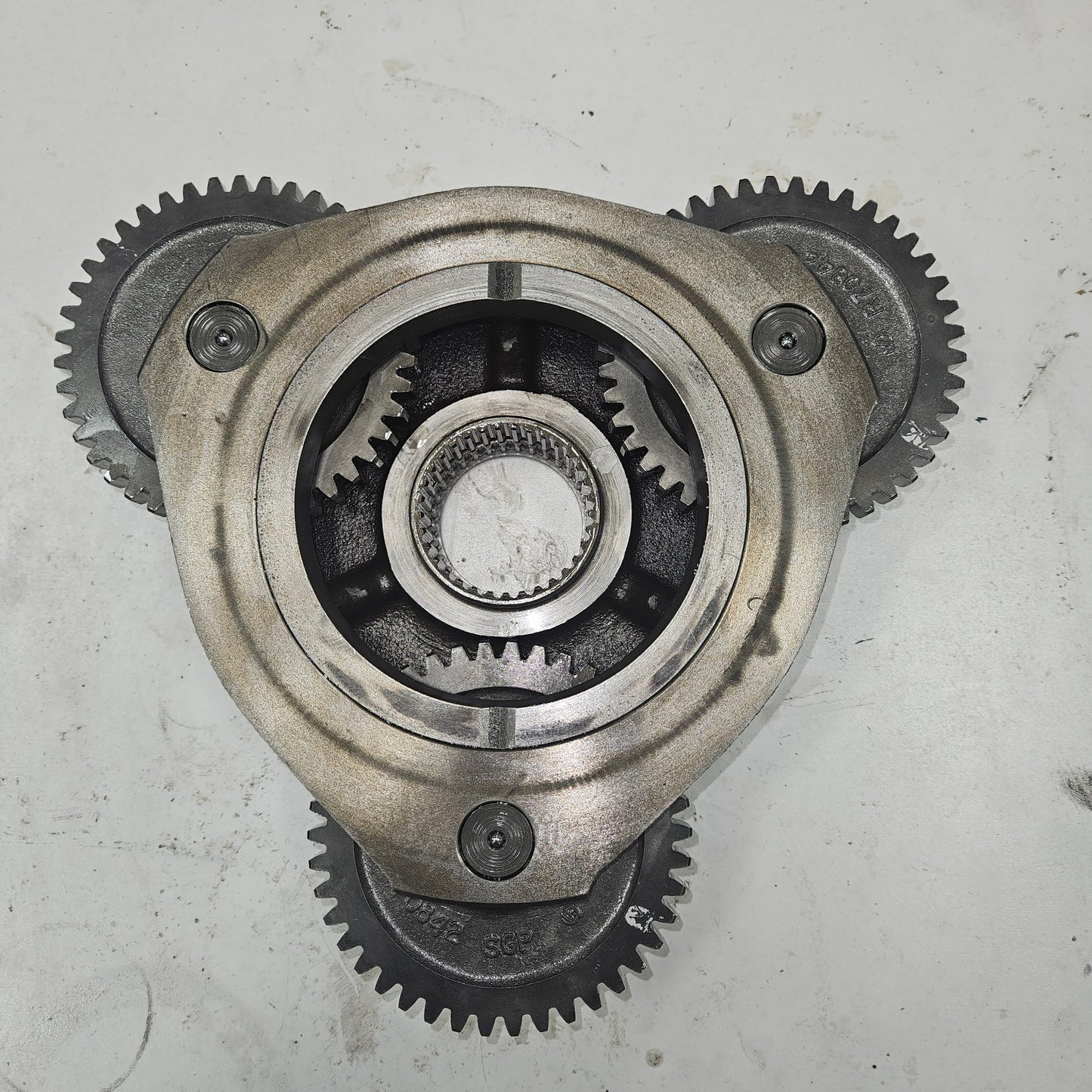 AR95861 Carrier Assembly (marked r71481) R70842 gear ×3 r71536 pin ×3 - USED